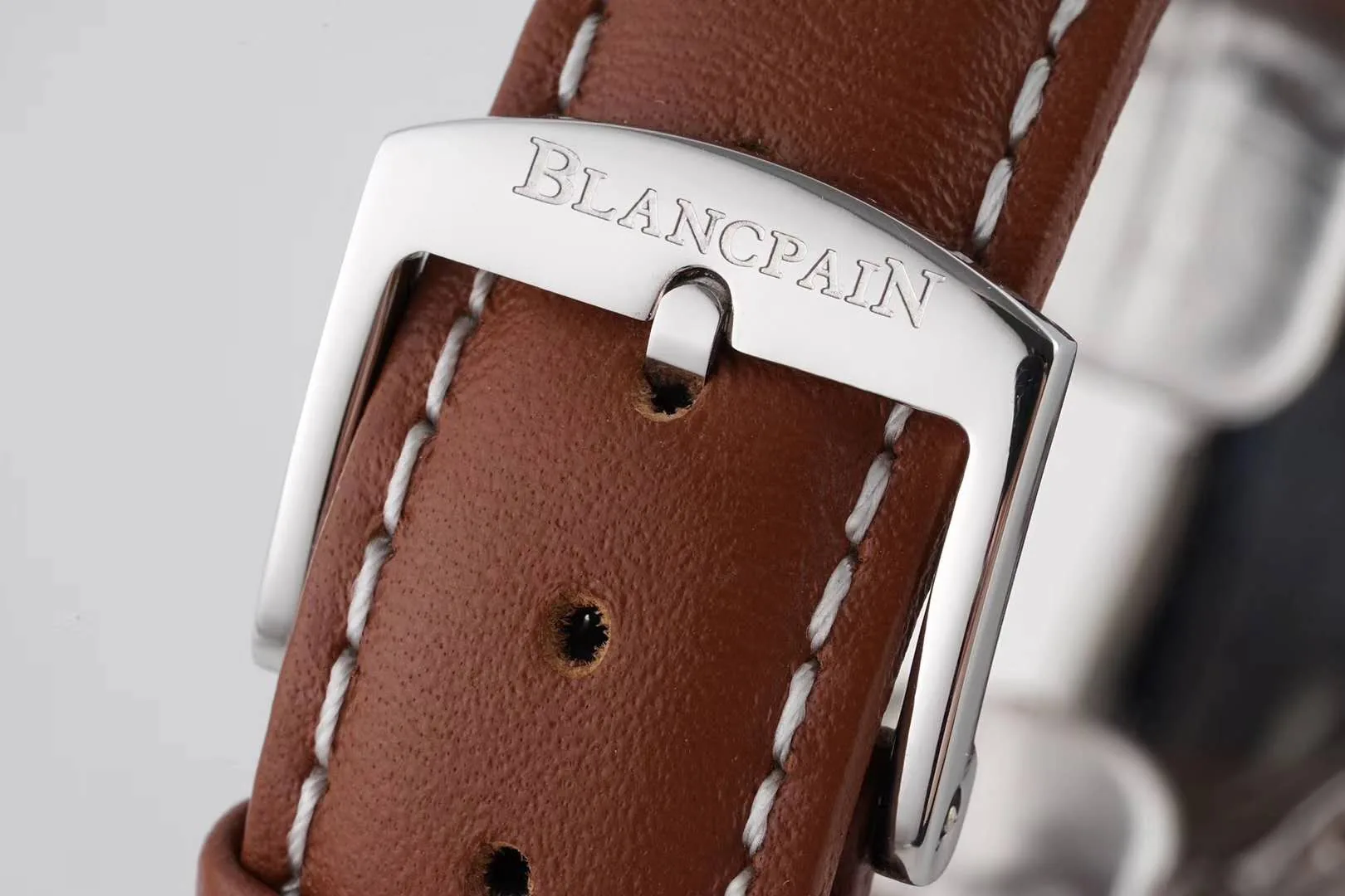 Hundred Hours cadran noir en acier sur bracelet en cuir marron – Image 6