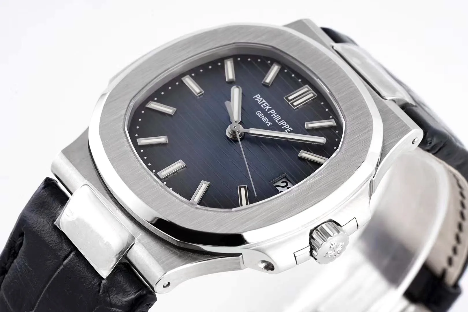 Nautilus Jumbo 5711 blaues Zifferblatt in Stahl mit schwarzem Lederarmband – Bild 4