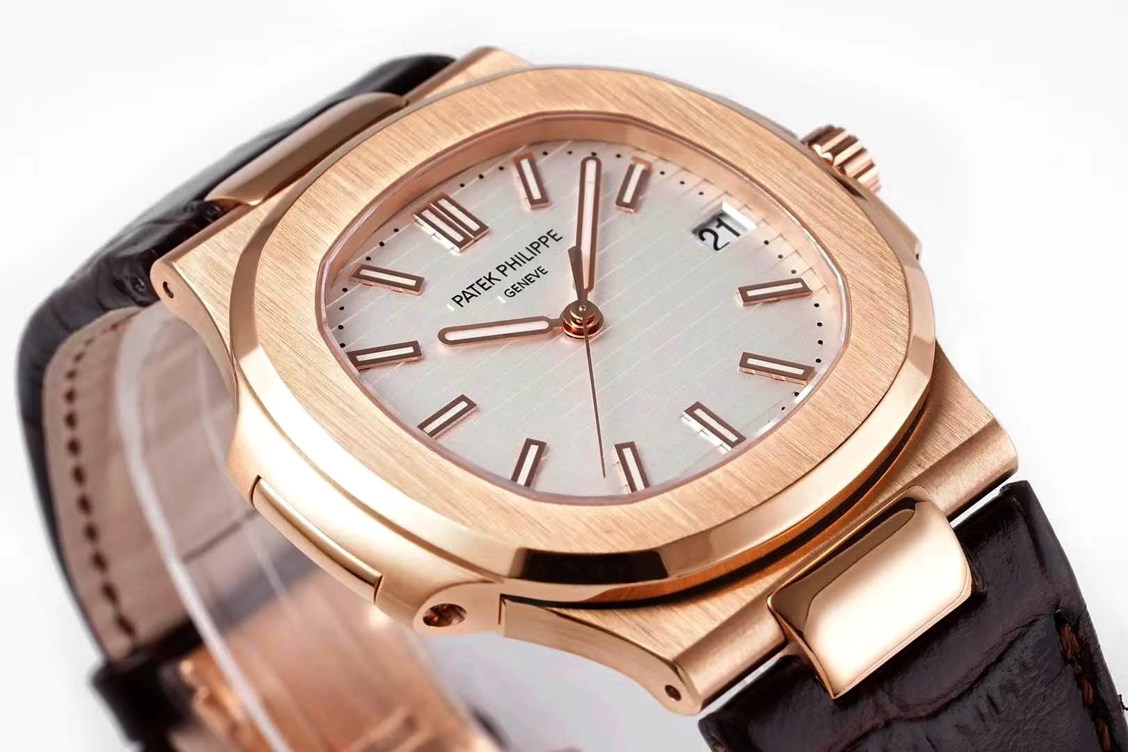 Nautilus Jumbo 5711 cadran blanc en or rose avec bracelet en cuir marron – Image 5