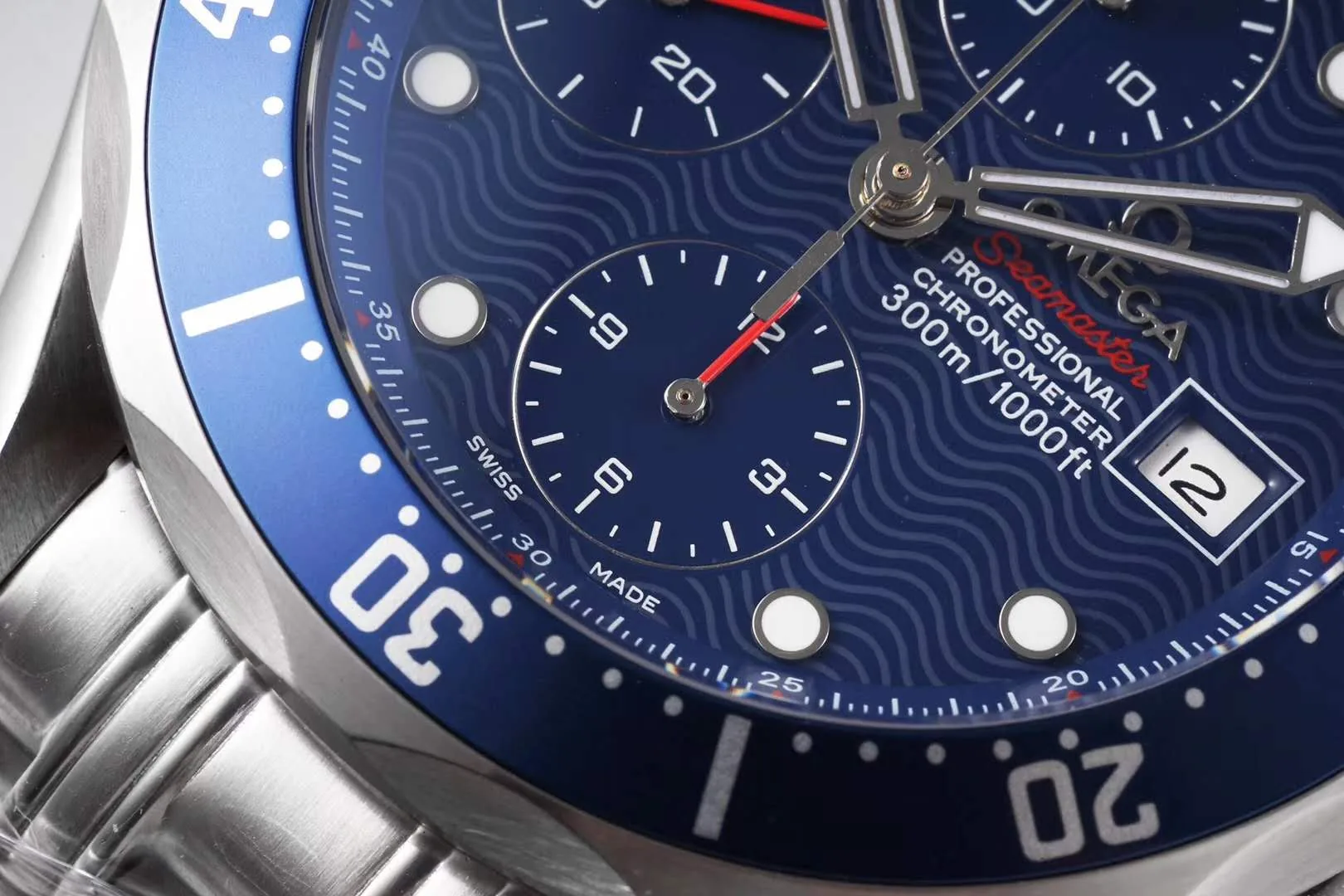 Seamaster Diver 300m chronographe cadran bleu sur bracelet – Image 3