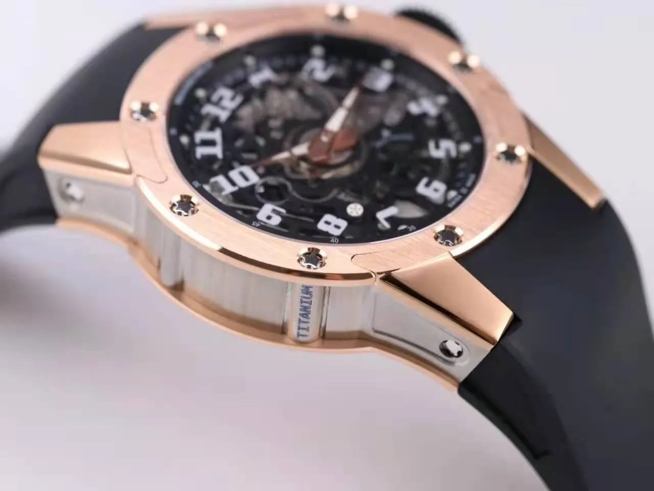 RM063-01 Automatic Winding Dizzy Hands en oro rojo/titanio con correa de caucho negra - Imagen 6