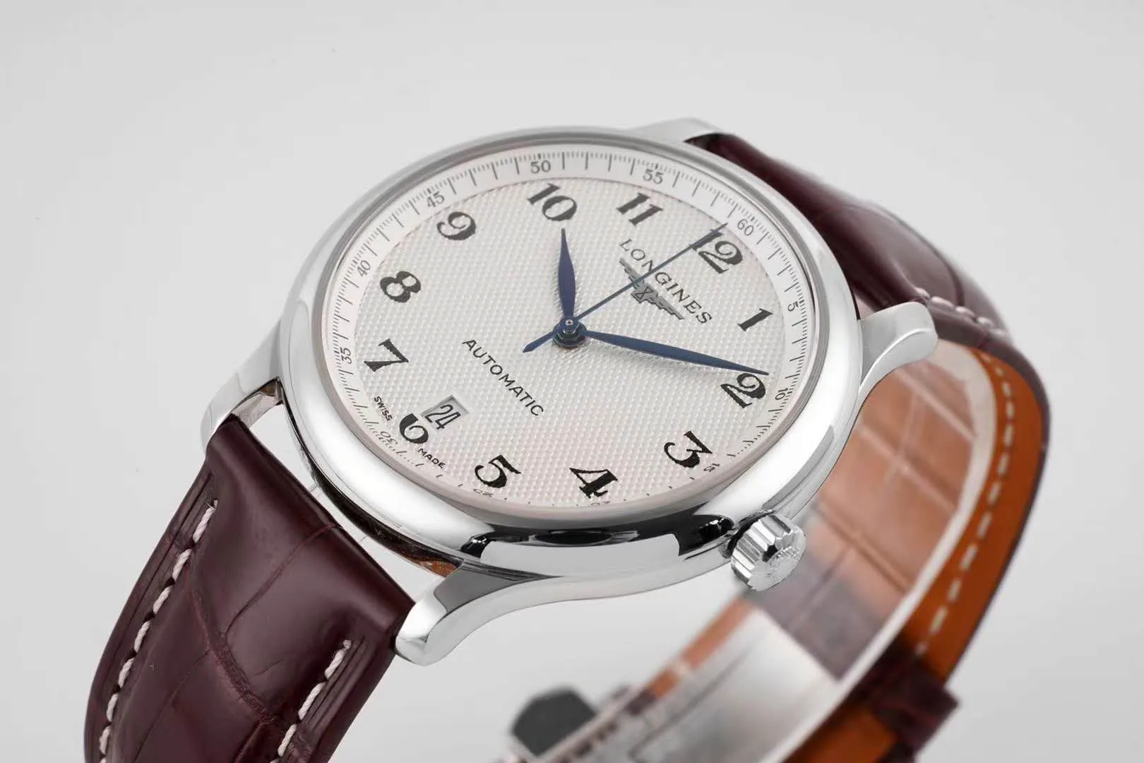 Master Collection quadrante bianco su cinturino in pelle marrone - immagine 4