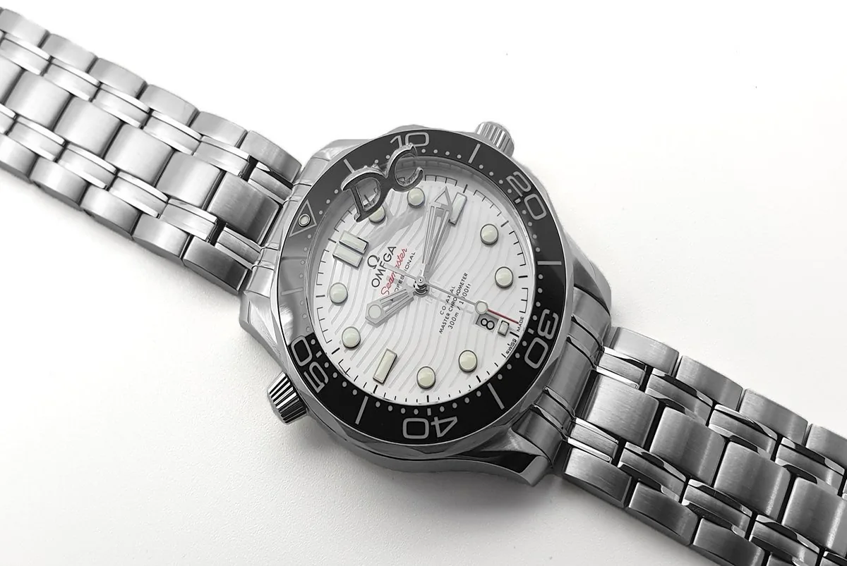 Seamaster Diver 300M Omega Co-Axial Master Chronometer 42mm quadrante bianco con lunetta nera - immagine 2