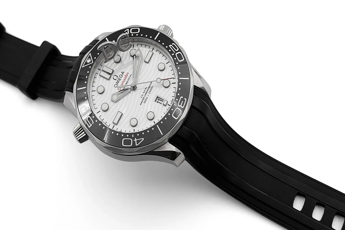 Seamaster Diver 300M Co-Axial Master Chronometer esfera blanca con correa de caucho negra - Imagen 3