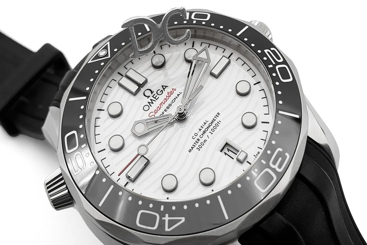 Seamaster Diver 300M Co-Axial Master Chronometer esfera blanca con correa de caucho negra - Imagen 4