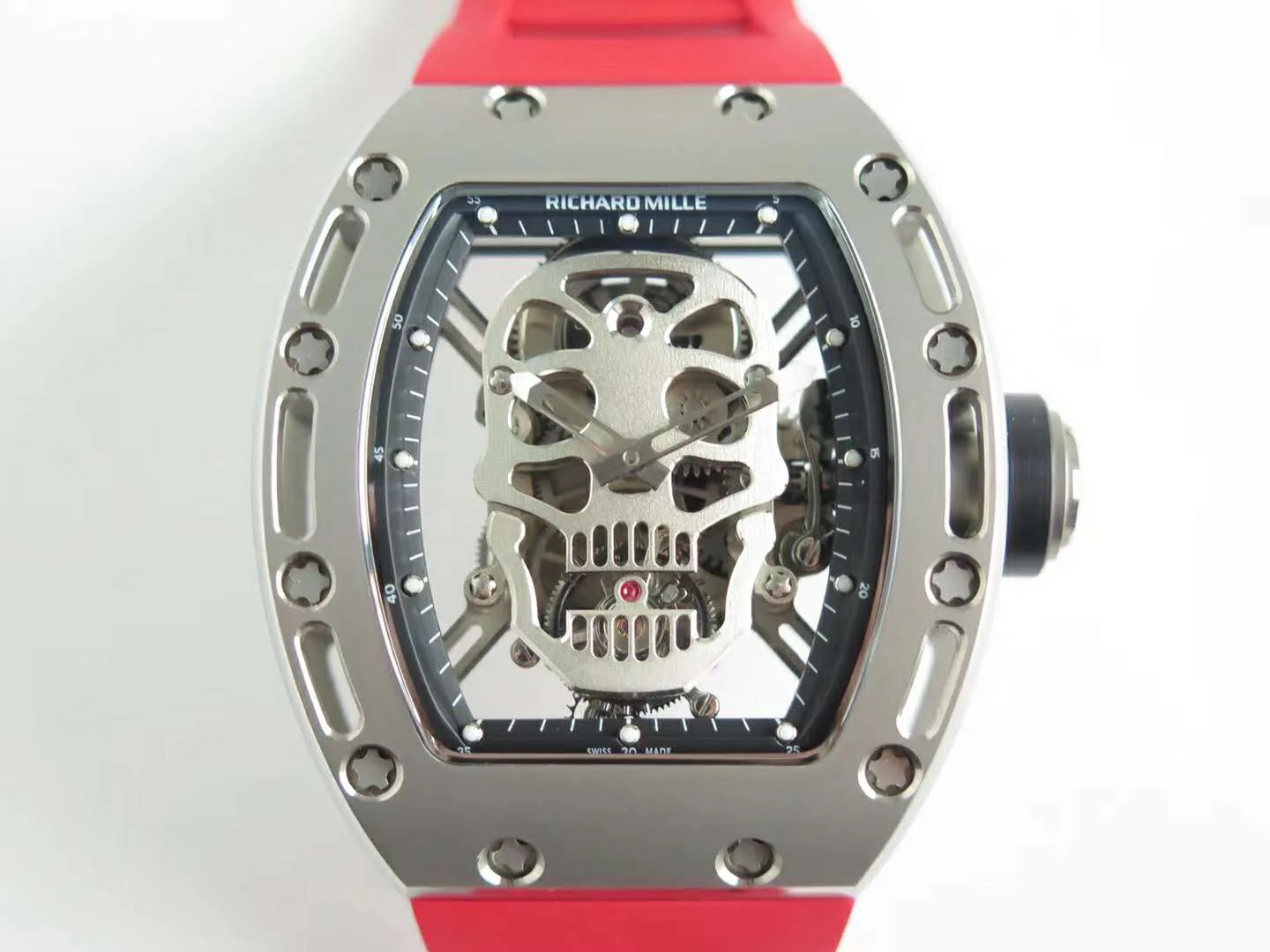 RM 052-01 Tourbillon Skull en titane sur bracelet en caoutchouc rouge – Image 4