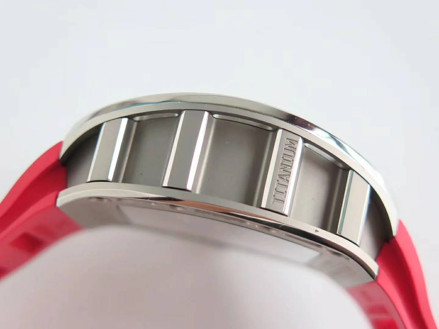 RM 052-01 Tourbillon Skull en titane sur bracelet en caoutchouc rouge – Image 5
