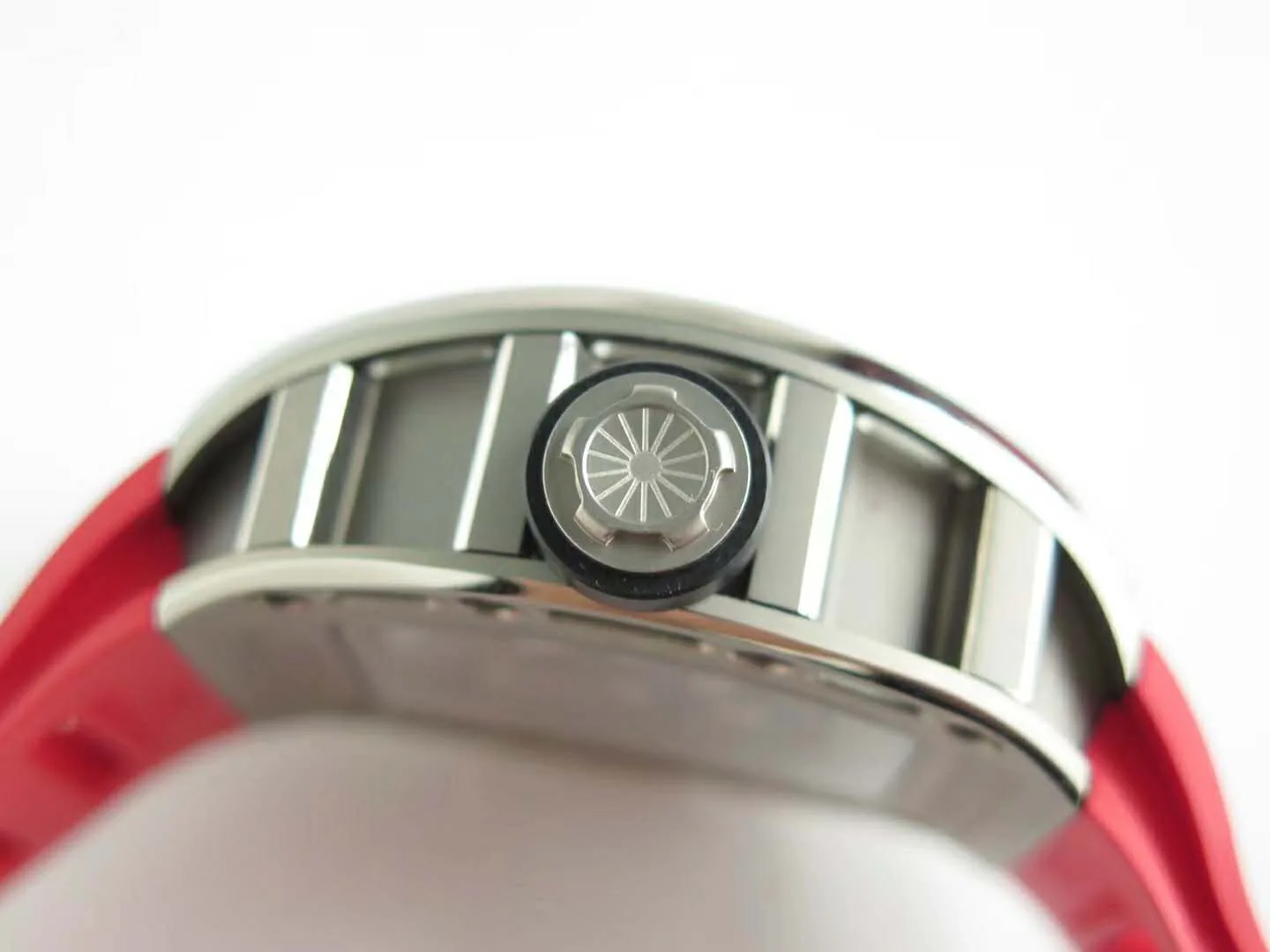 RM 052-01 Tourbillon Skull en titane sur bracelet en caoutchouc rouge – Image 6