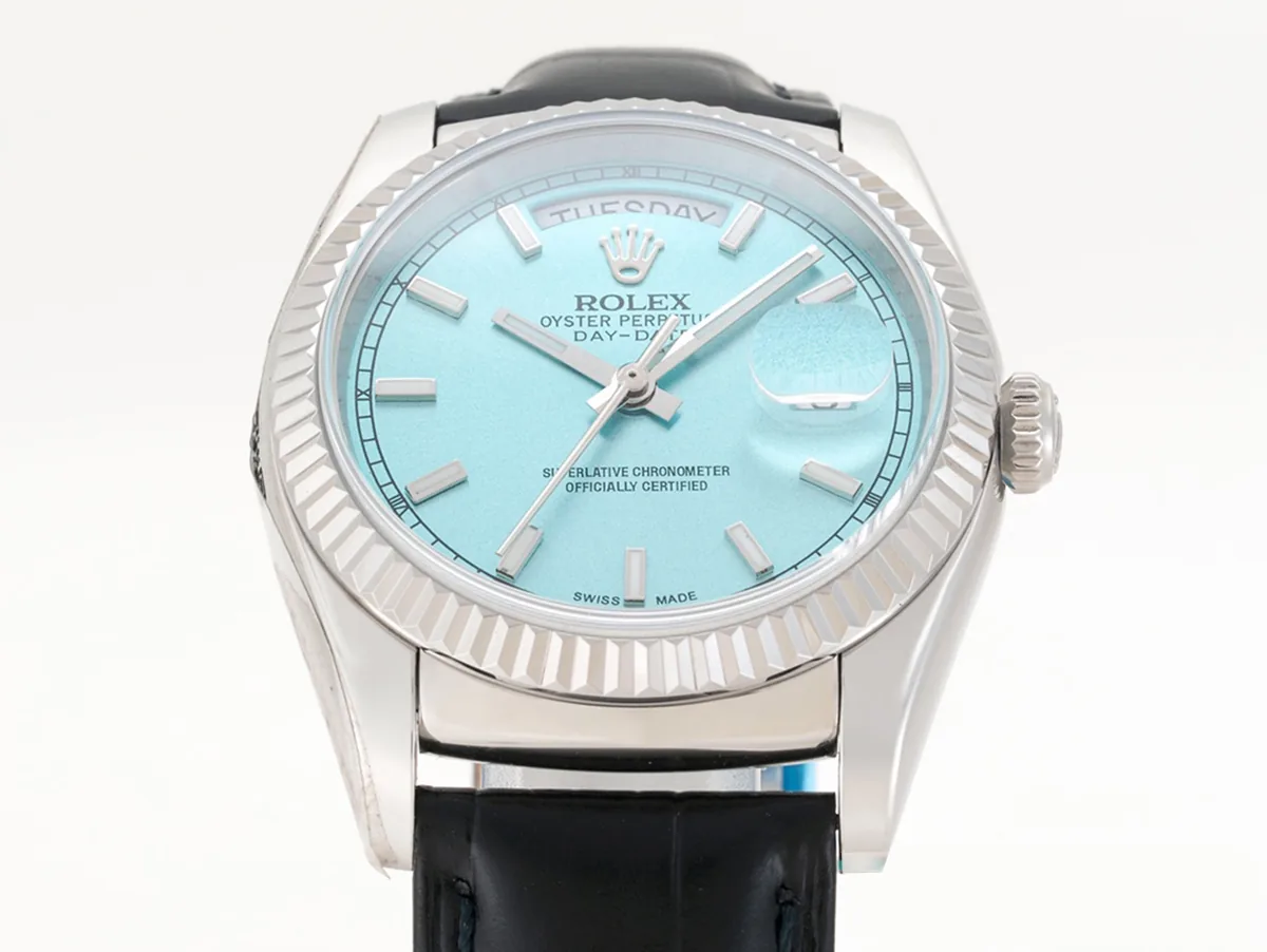 Day-Date 40 quadrante Ice Blue in oro bianco su cinturino in pelle - immagine 4