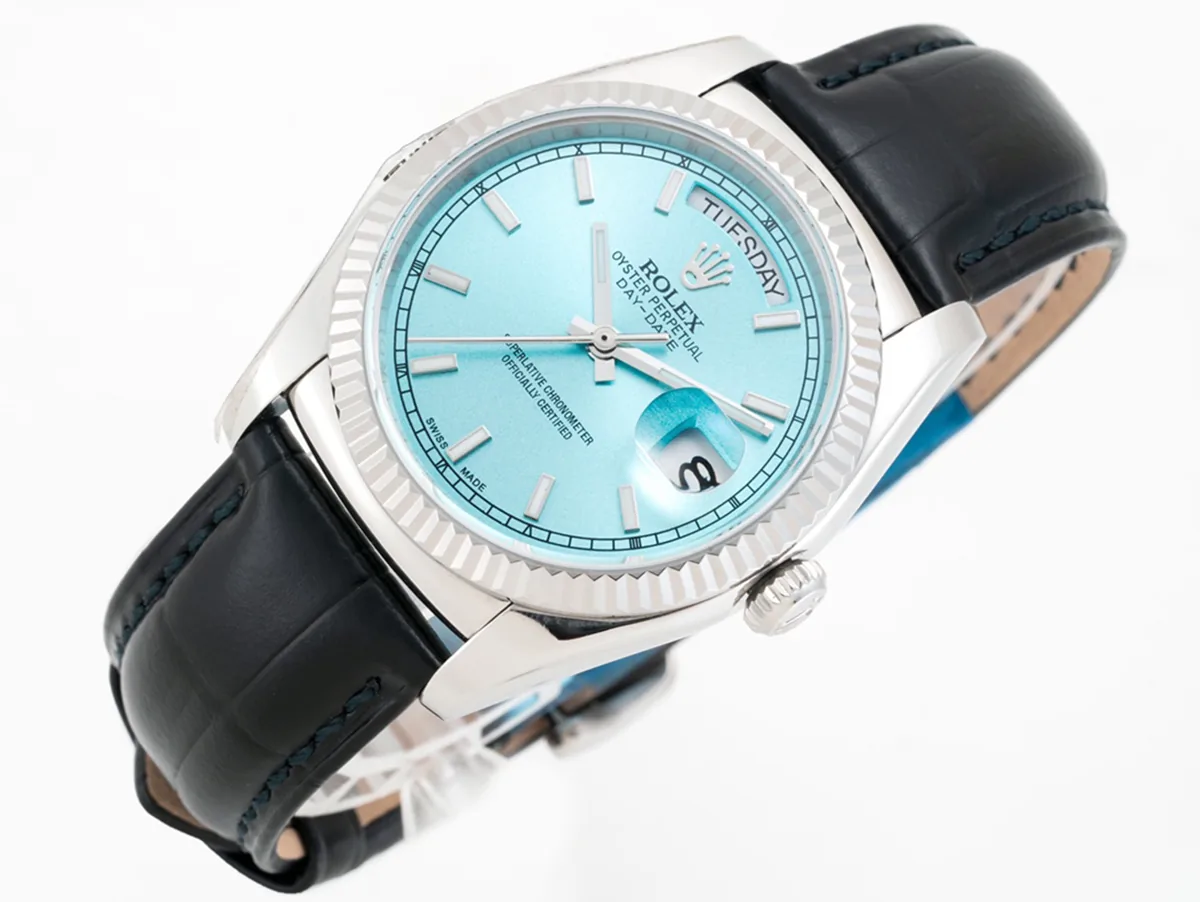 Day-Date 40 quadrante Ice Blue in oro bianco su cinturino in pelle - immagine 2