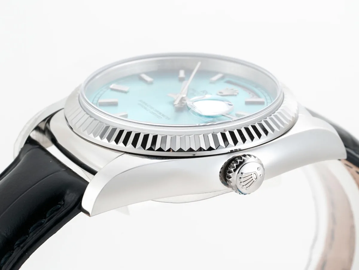 Day-Date 40 quadrante Ice Blue in oro bianco su cinturino in pelle - immagine 5