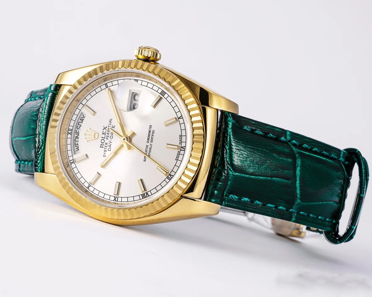 Day-Date 40 cadran vert en or jaune sur bracelet en cuir – Image 2