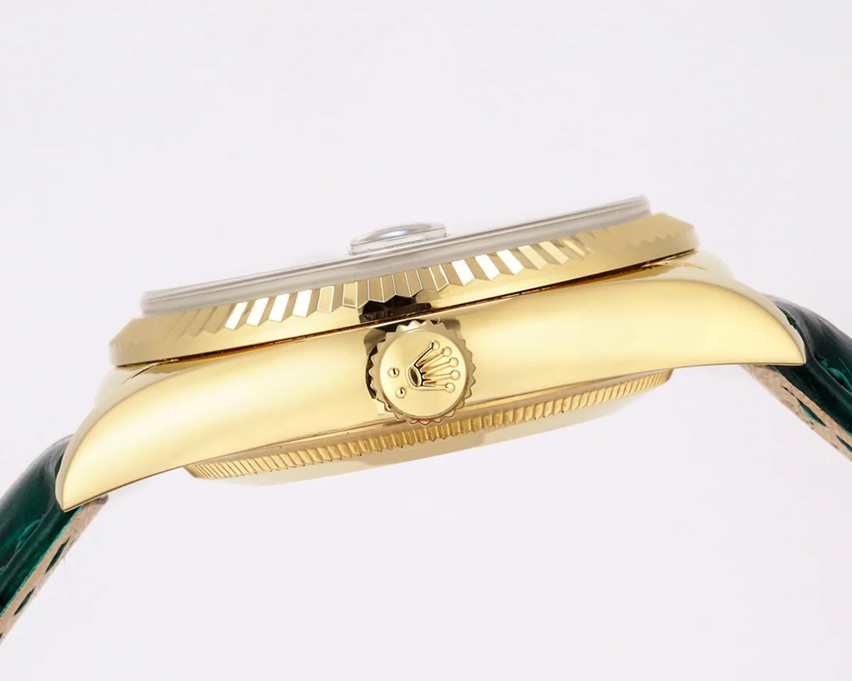 Day-Date 40 cadran vert en or jaune sur bracelet en cuir – Image 6