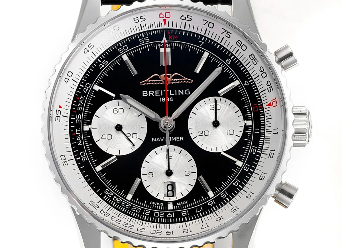 Navitimer B01 Chronograph 43 cadran noir en acier sur bracelet en cuir Réf. AB0138211B1P1 – Image 7