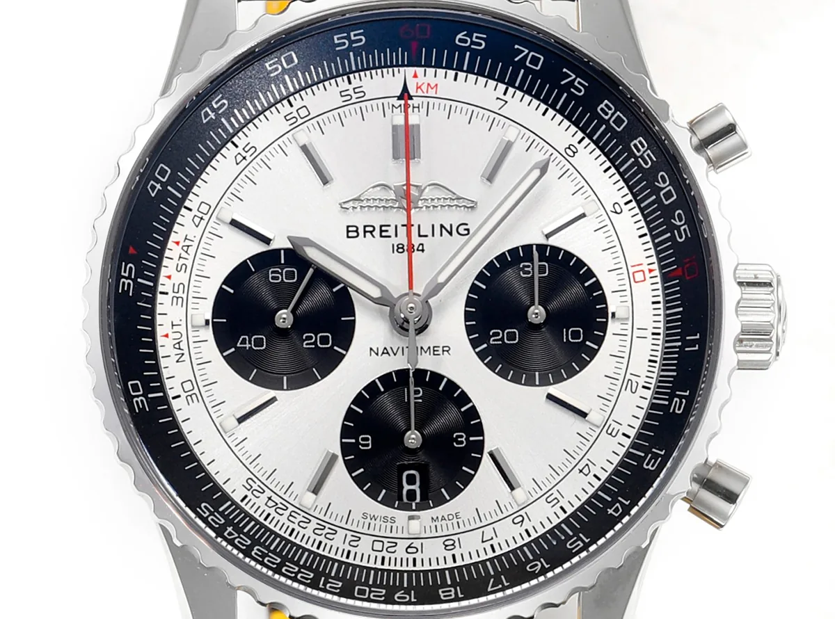 Navitimer B01 Chronograph 43 esfera plateada en acero con correa de piel Ref. AB0138241G1P1 - Imagen 6