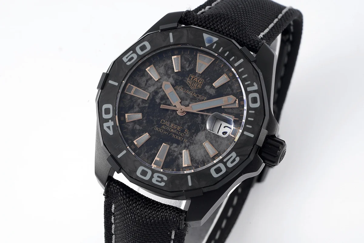 Aquaracer Calibre 5 Carbon Dial