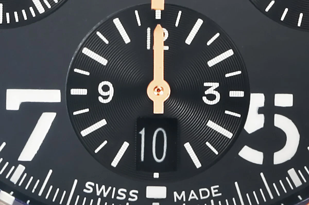 Avenger B01 Chronograph 45 Black Dial in Steel/Rose Gold