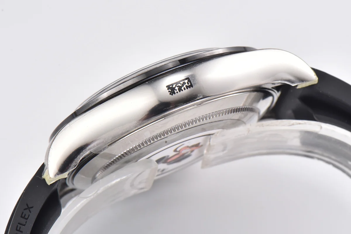 Daytona 116519 White Dial in White Gold on Rubber Strap