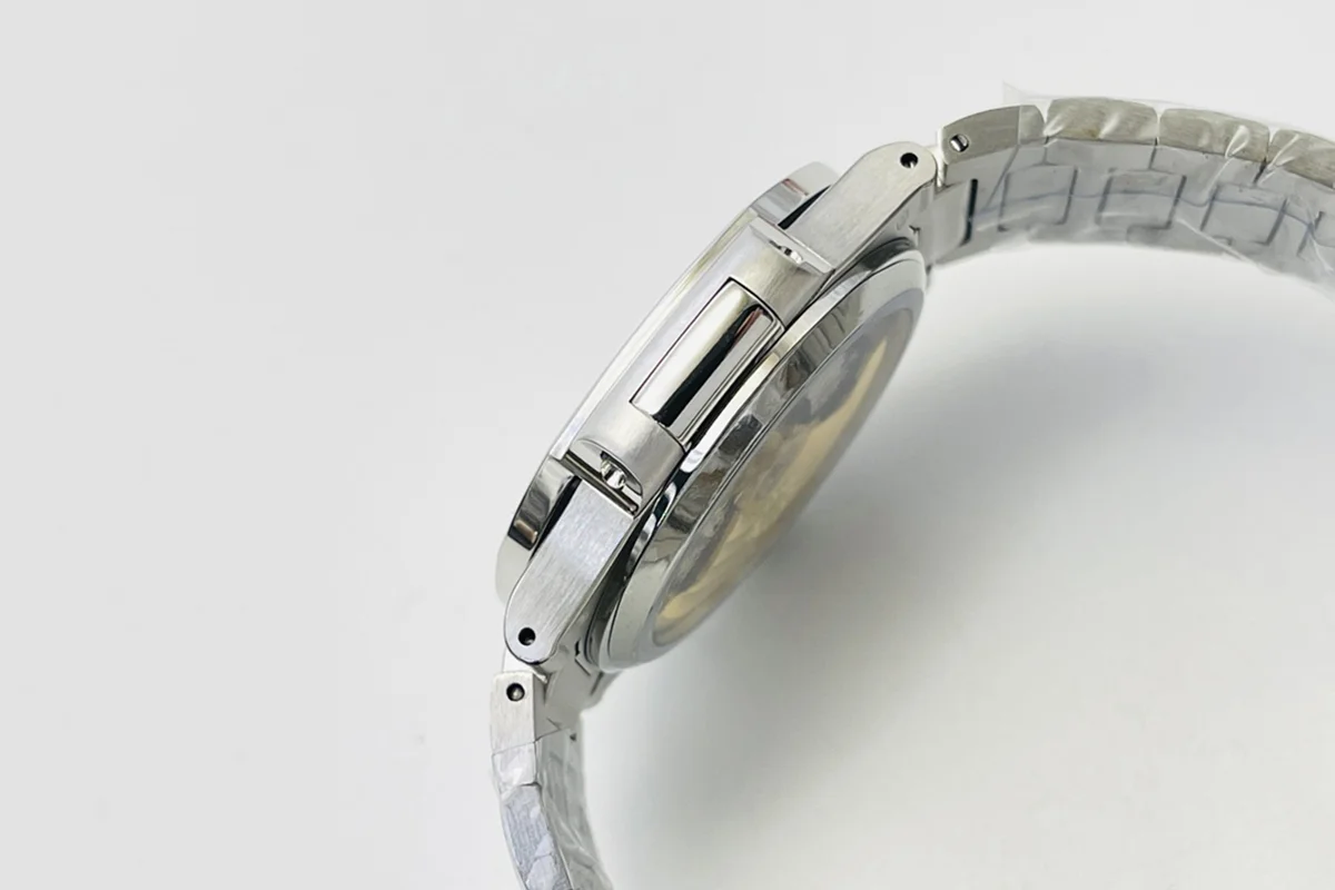 Nautilus 7118 White Dial with Diamond Markers