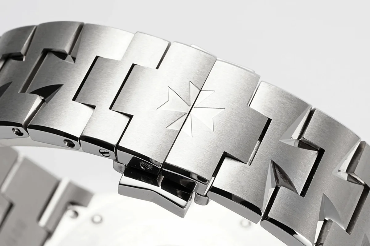 Overseas Automatic 47040 Black Dial in Steel