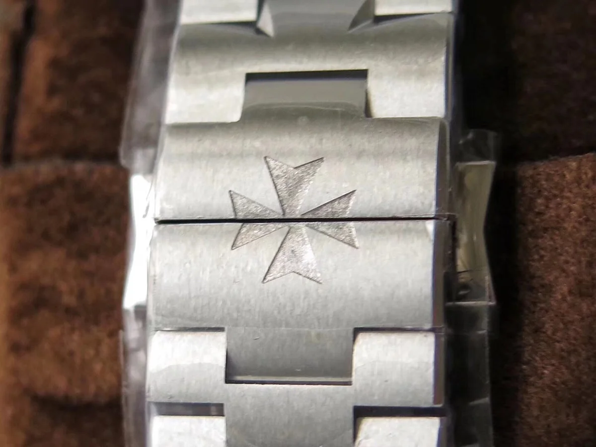 Overseas Dual Time White Dial in Steel