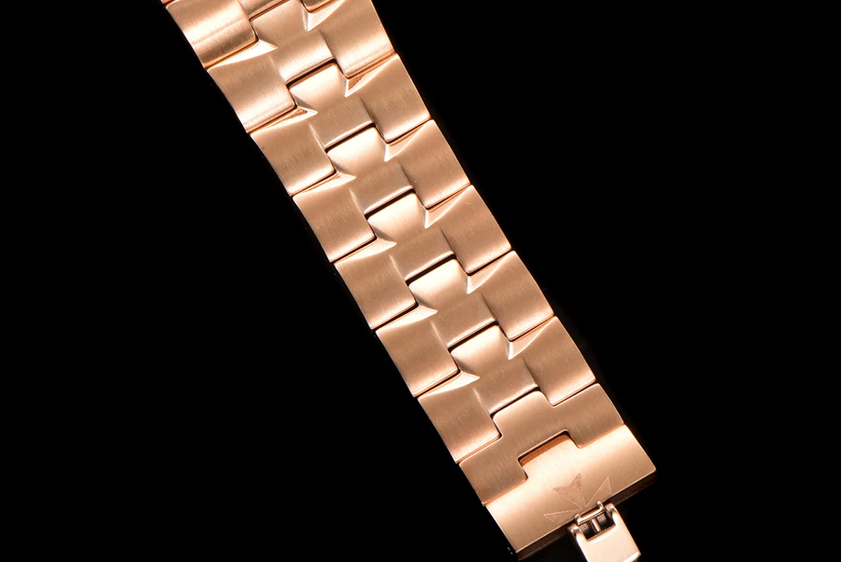 Overseas White Dial Ref. 4205 35mm in Rose Gold