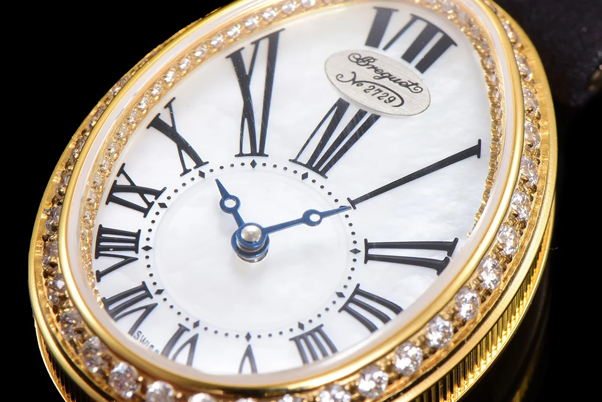 Reine de Naples in Yellow Gold 8928BA Black Leather Strap