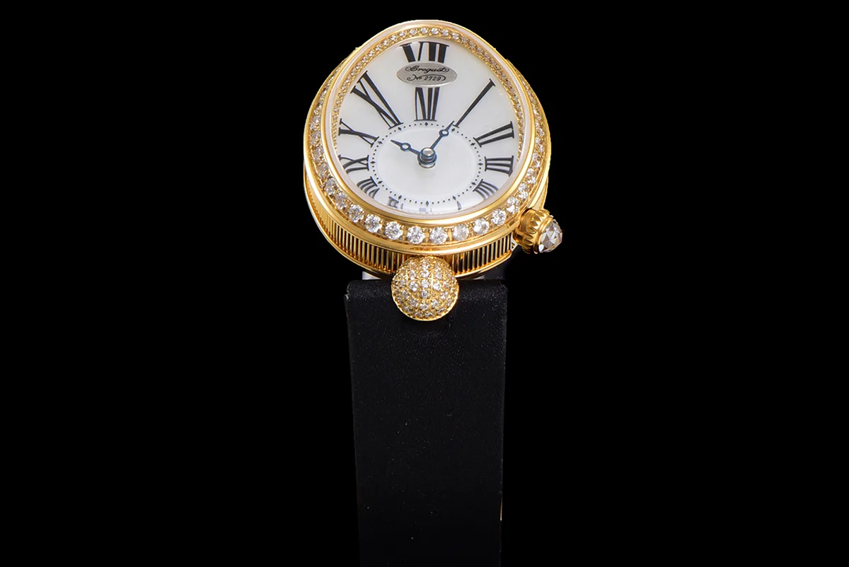 Reine de Naples in Yellow Gold 8928BA Black Leather Strap