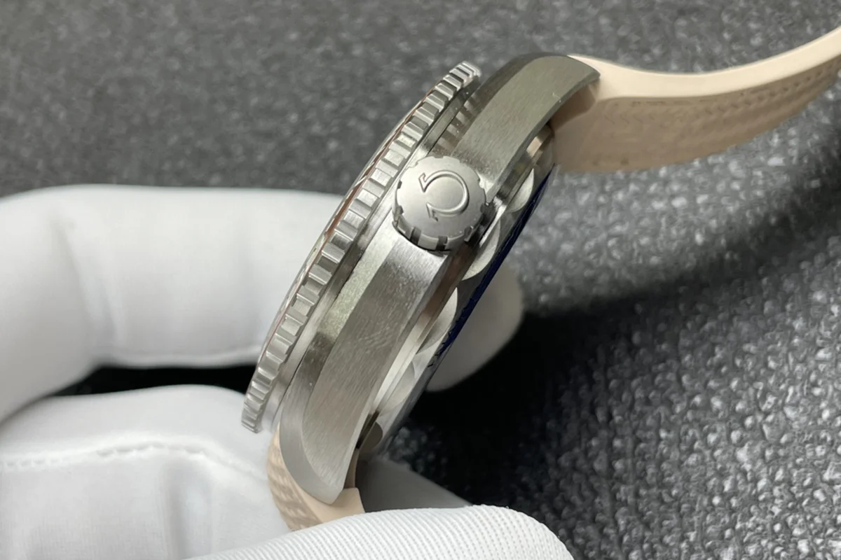 Seamaster Planet Ocean 600M 43.5mm Steel Beige Dial on Rubber Strap