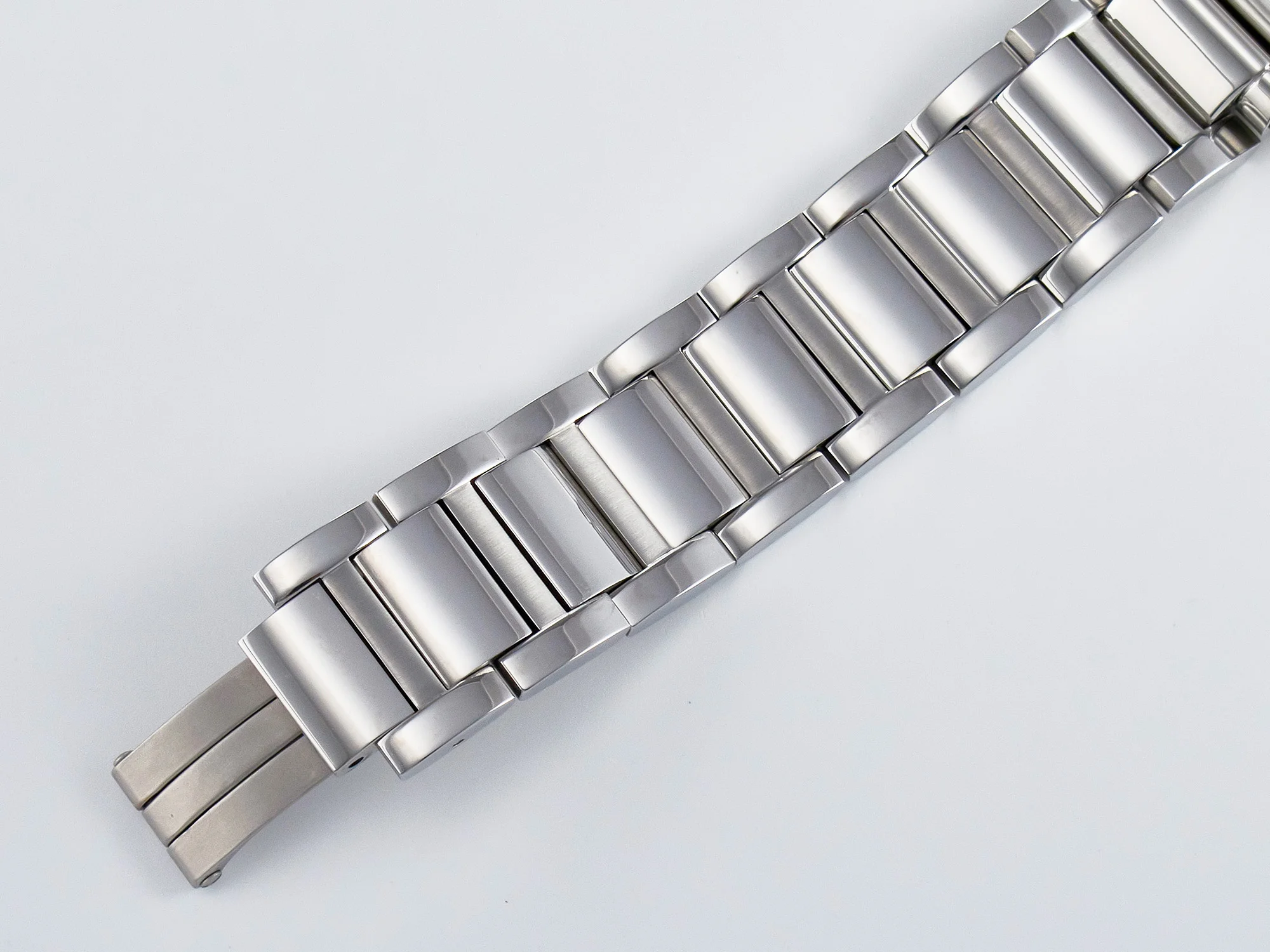 Tank Must SS 33.7mm DRF 1:1 Best Edition White Dial on SS Bracelet Jap Quartz